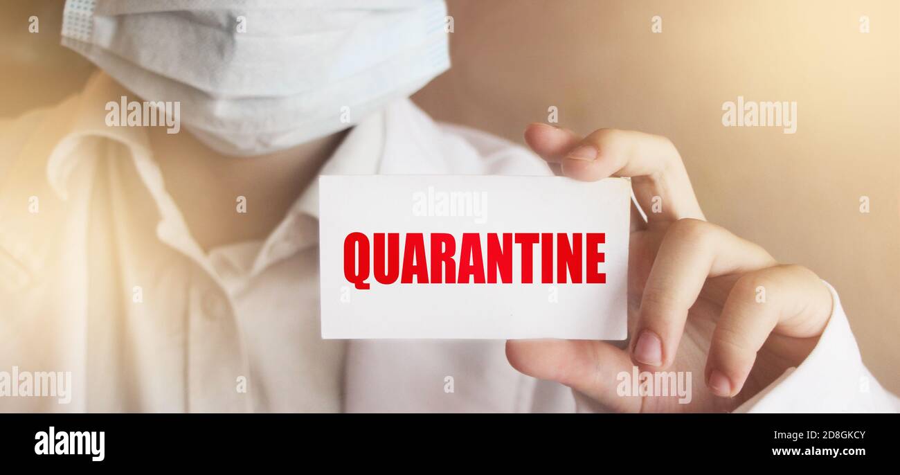 Médecin tenant une carte avec texte Quaranitne, concept de santé médicale. Concept d'alerte Covid-19 Banque D'Images