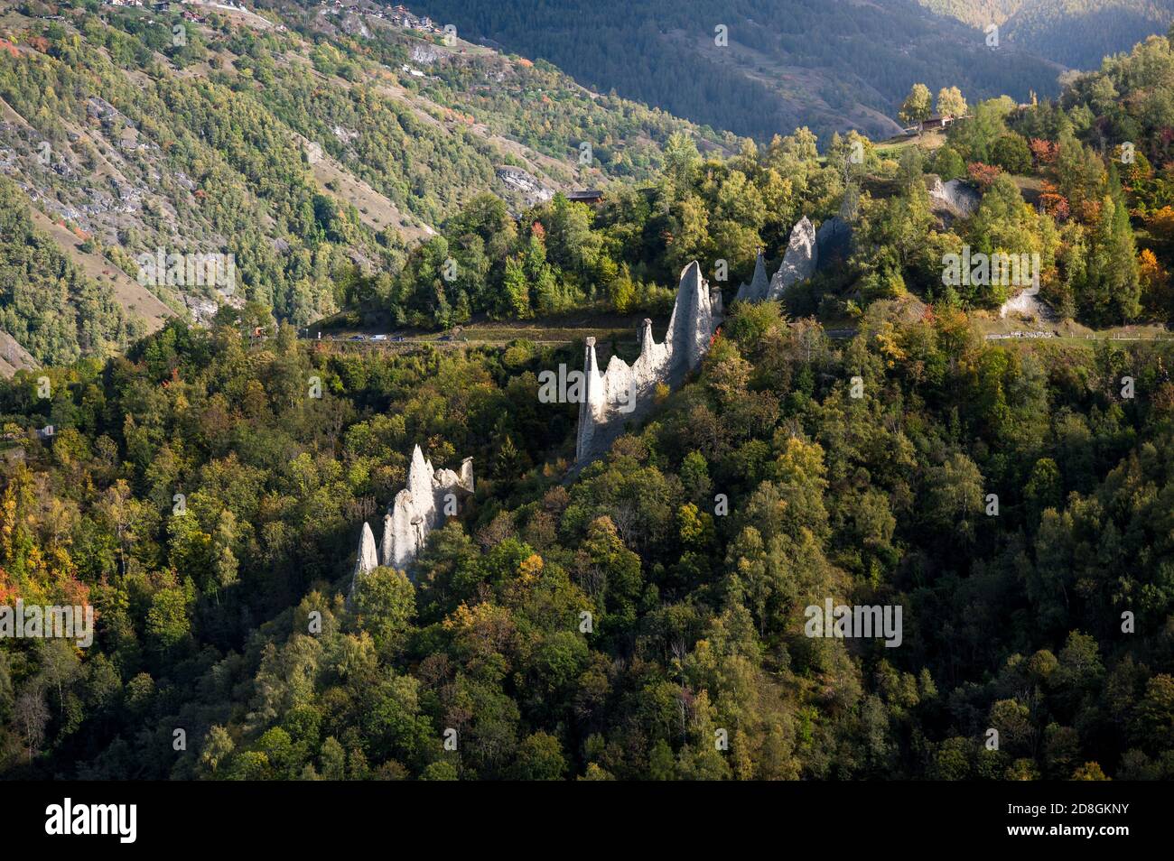 Terre pyramides d'Euseigne avec St-Martin en arrière-plan dans Val d'Herens Banque D'Images