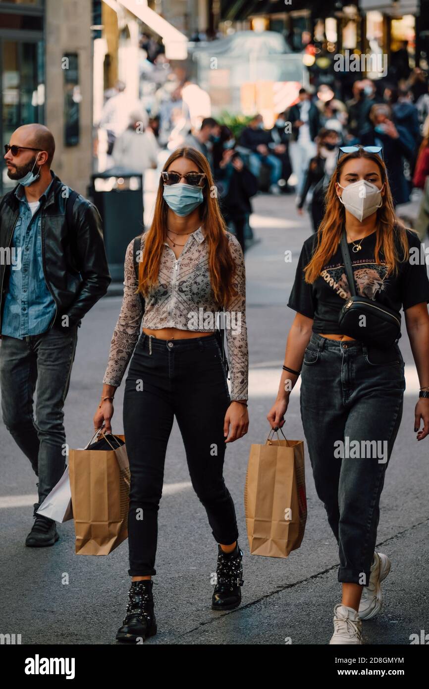 Deux filles magasinent à Ponte Vecchio, un pont historique symbole de Florence, en Italie Banque D'Images