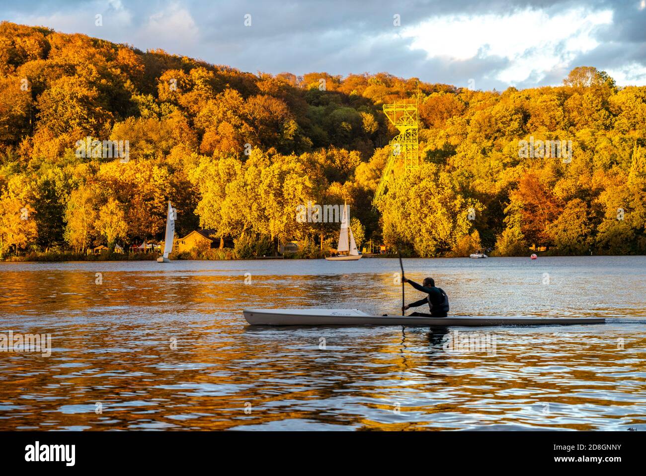 Lac Baldeney, réservoir de la Ruhr, à Essen, automne, bateaux à voile, tour sinueuse de l'ancienne mine Carl Funke, dans le district de Heisingen, E Banque D'Images