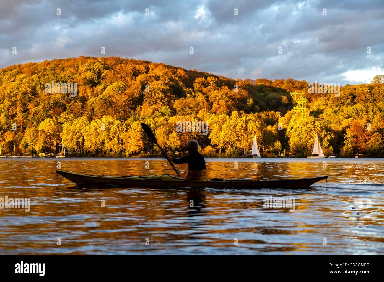 Lac Baldeney, réservoir de la Ruhr, à Essen, automne, bateaux à voile, tour sinueuse de l'ancienne mine Carl Funke, dans le district de Heisingen, E Banque D'Images