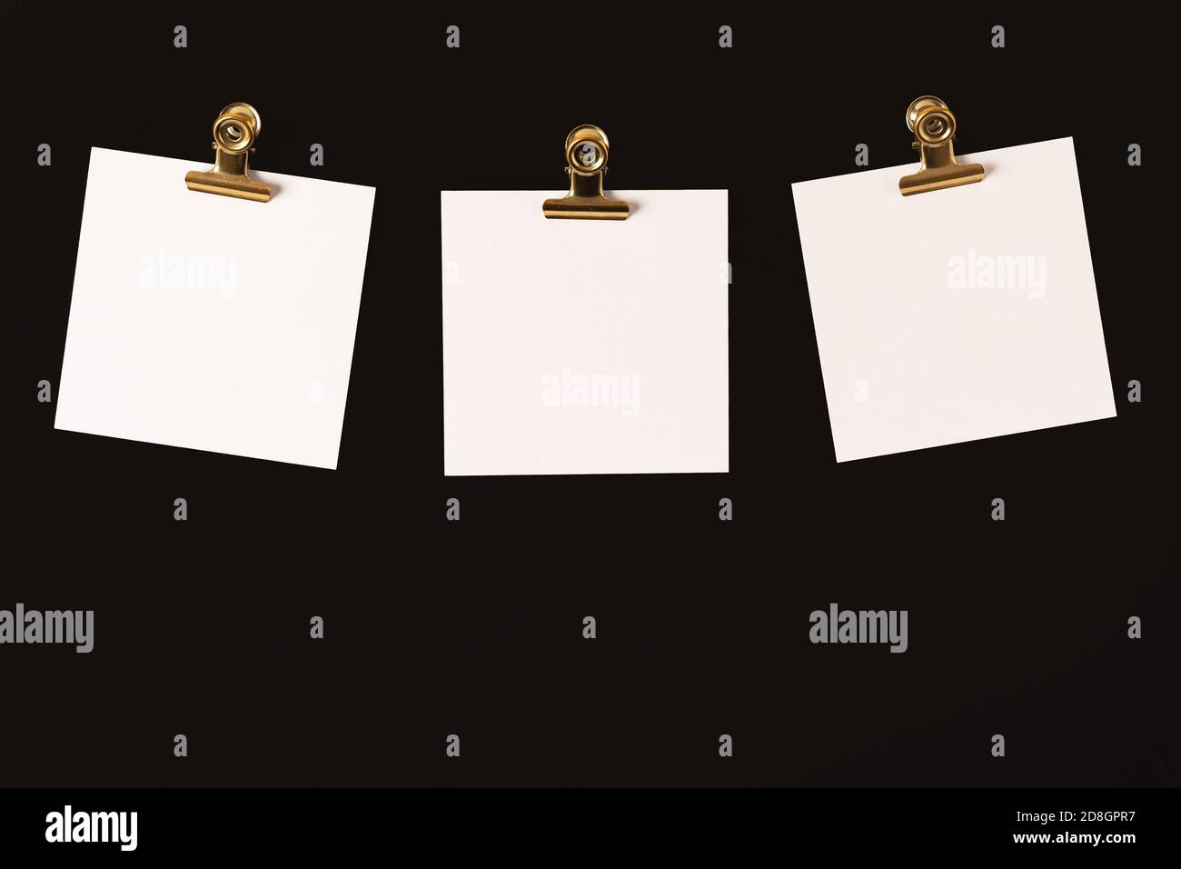 Différentes balises avec espace pour le texte sur fond noir avec des clips dorés. Banque D'Images