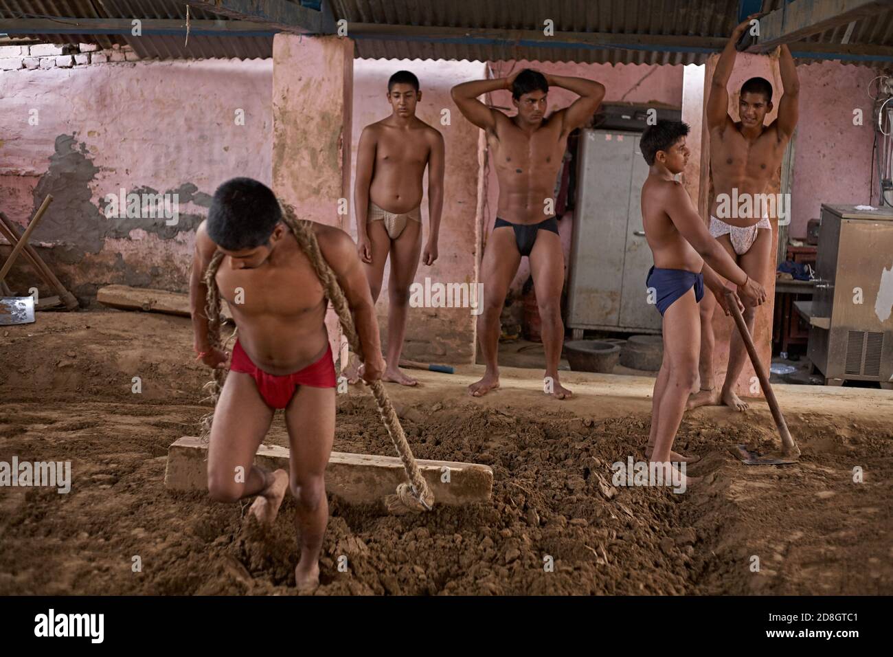 Delhi, Inde, mai 2012. Les combattants de Kushti préparent l'aréna d'akhara pour l'entraînement quotidien. Banque D'Images