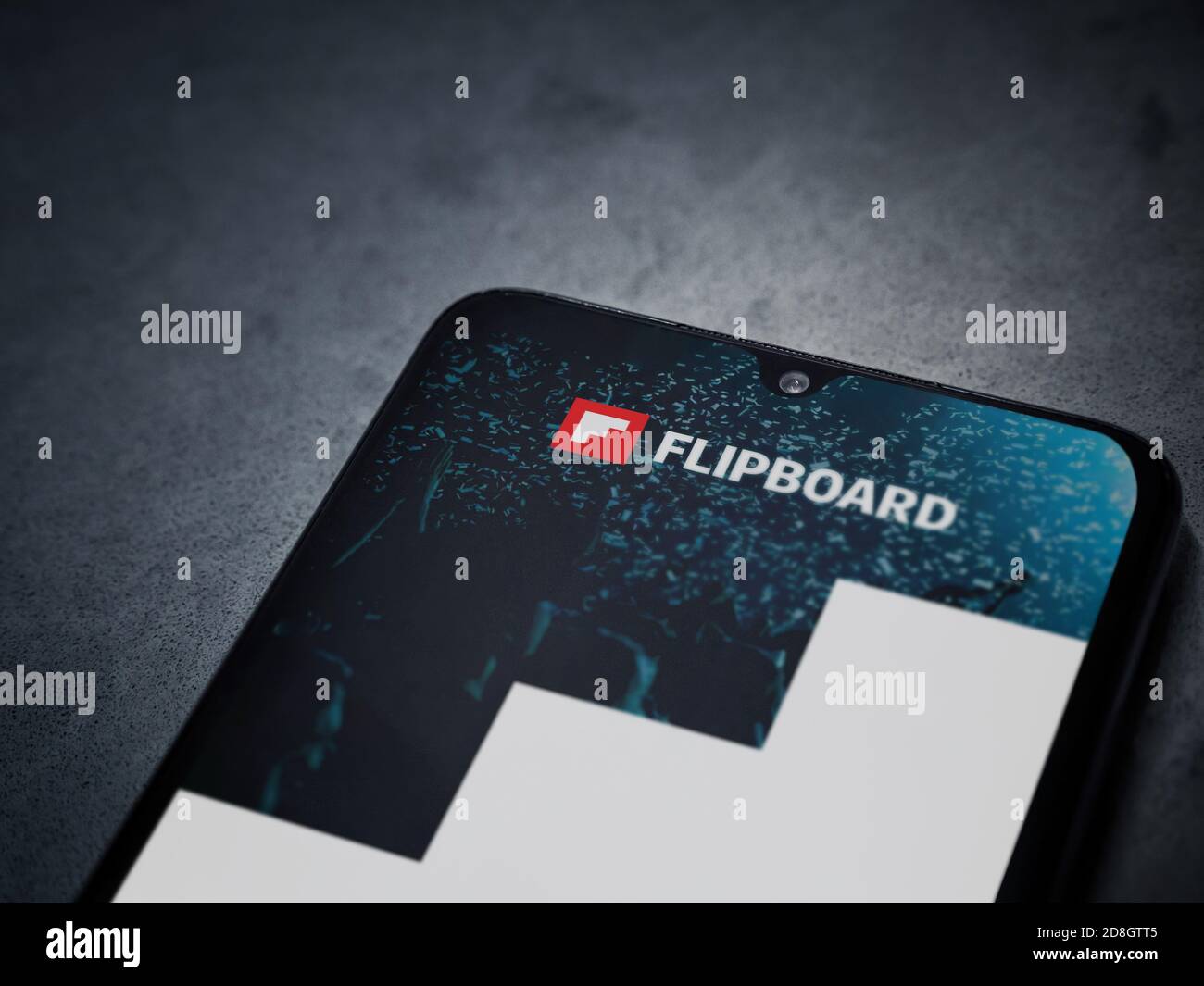 LOD, Israël - 8 juillet 2020 : écran de lancement de l'application Flipboard avec logo sur l'écran d'un smartphone mobile noir sur fond de marbre foncé. Top vie Banque D'Images