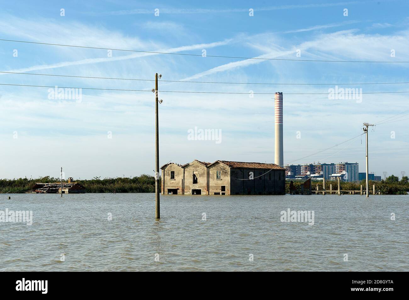 Pila (RO),delta del Fiume po, ruderi di costruzioni nella Sacca del Basson e la centrale termoelettrica di Isola Camerini Banque D'Images