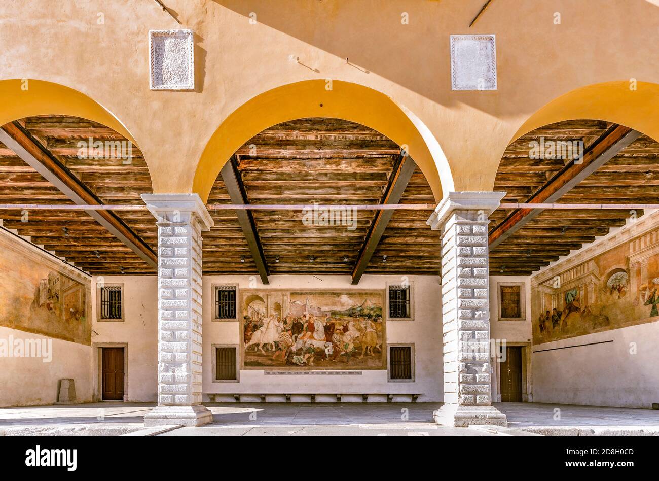 Italie Vénétie Vittorio Veneto - Ceneda - Loggia del Cenedese - Affreschi di Pomponio - Amalteo Banque D'Images