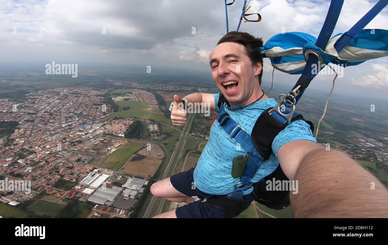 Parachutiste faisant un selfie après la chute libre Banque D'Images