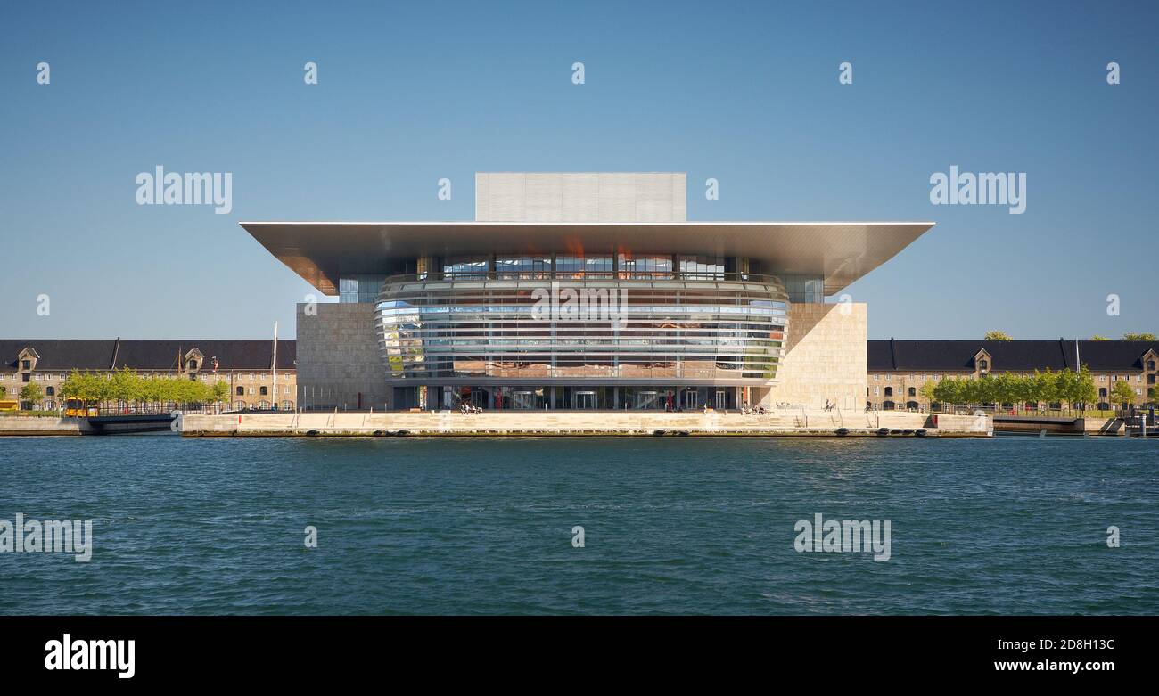 Façade d'entrée de l'Opéra de Copenhague par temps clair. Banque D'Images