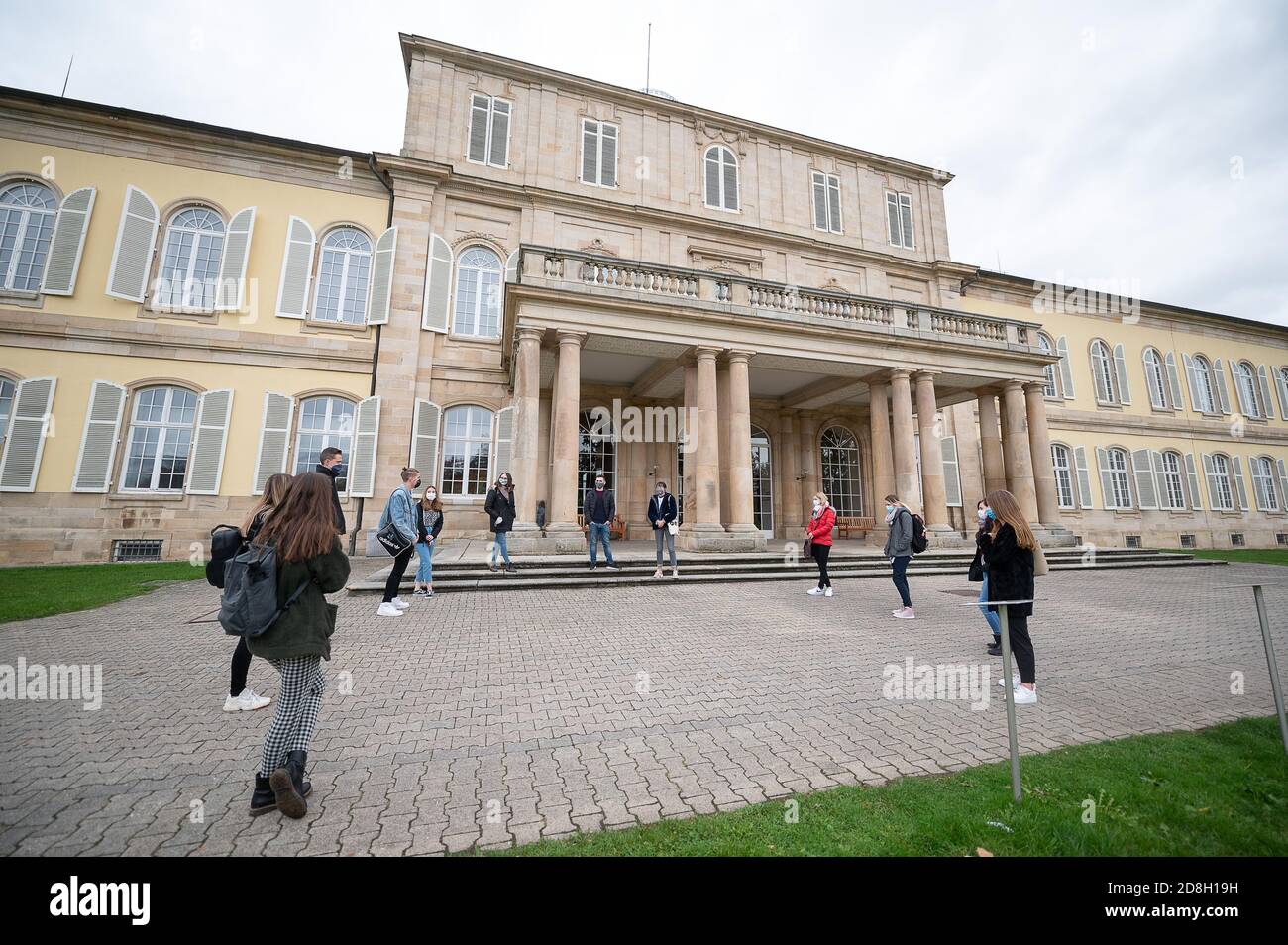 29 octobre 2020, Bade-Wurtemberg, Stuttgart : les étudiants de leur premier semestre se tiennent devant le château de Hohenheim, qui appartient à l'université de Hohenheim, lors d'une visite guidée du campus. Le semestre d'hiver 2020/2021 commence à Baden-Württemberg le 2 novembre dans des conditions d'hygiène plus strictes en raison de la pandémie du coronavirus. Lors d'une visite du campus photo: Sebastian Gollnow/dpa Banque D'Images