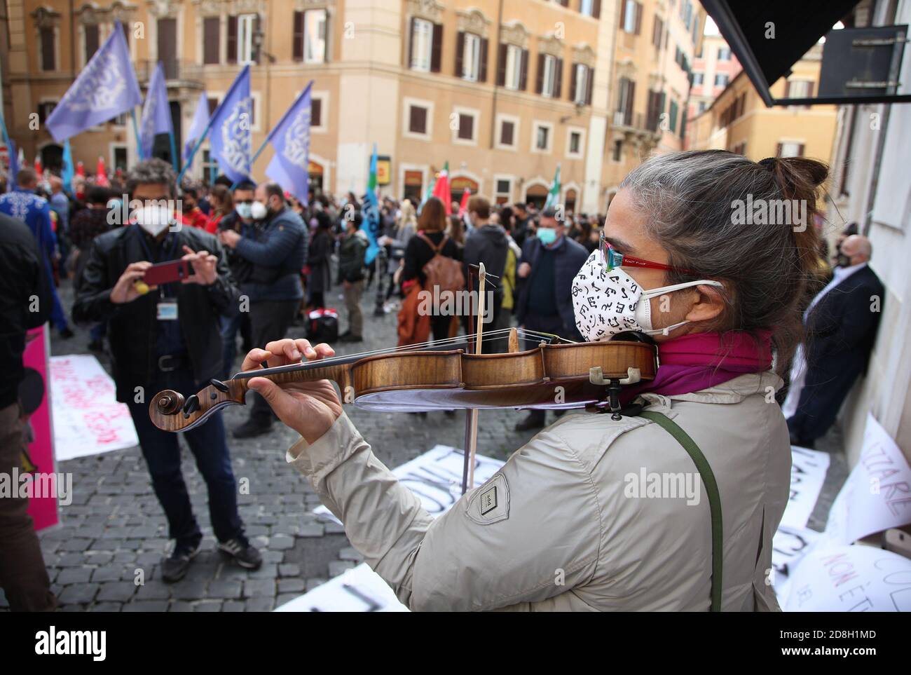 Rome, Italie. 30 octobre 2020. Rome, protestation à Montecitorio, des travailleurs du divertissement contre les mesures mises en œuvre par le nouveau DPCM qui exigent la fermeture de salles et cinémas en photo: Crédit: Agence de photo indépendante/Alamy Live News Banque D'Images