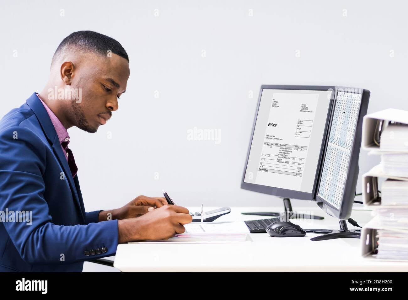 E gestion des activités de facturation. Comptable africain utilisant la facture électronique Banque D'Images