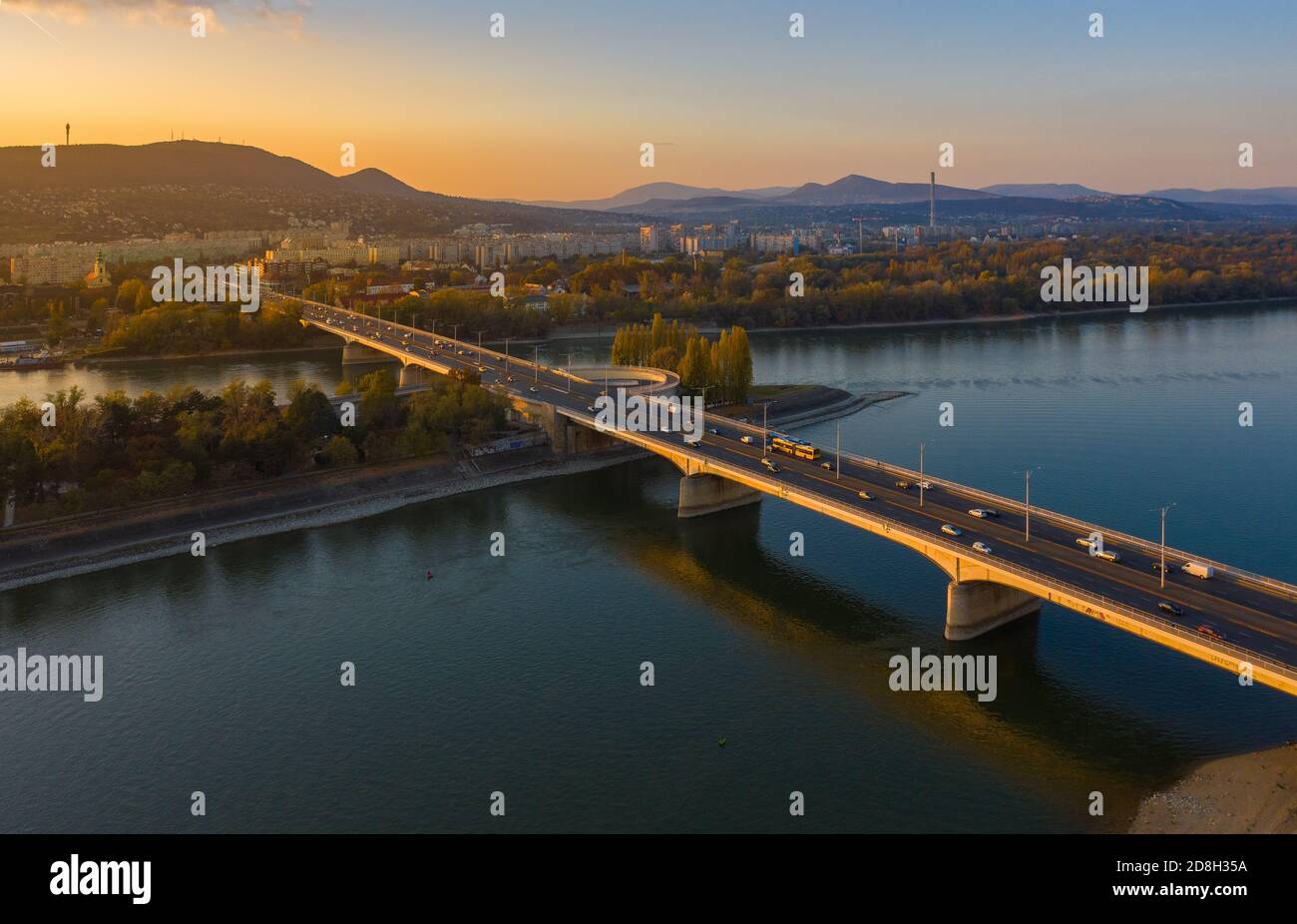 Budapest Hongrie - vue aérienne du pont d'Arpad à la fin de l'automne au coucher du soleil avec les collines de Buda à l'arrière-plan. Banque D'Images Budapest Hongrie - vue aérienne du pont d'Arpad à la fin de l'automne au coucher du soleil avec les collines de Buda à l'arrière-plan. Banque D'Images