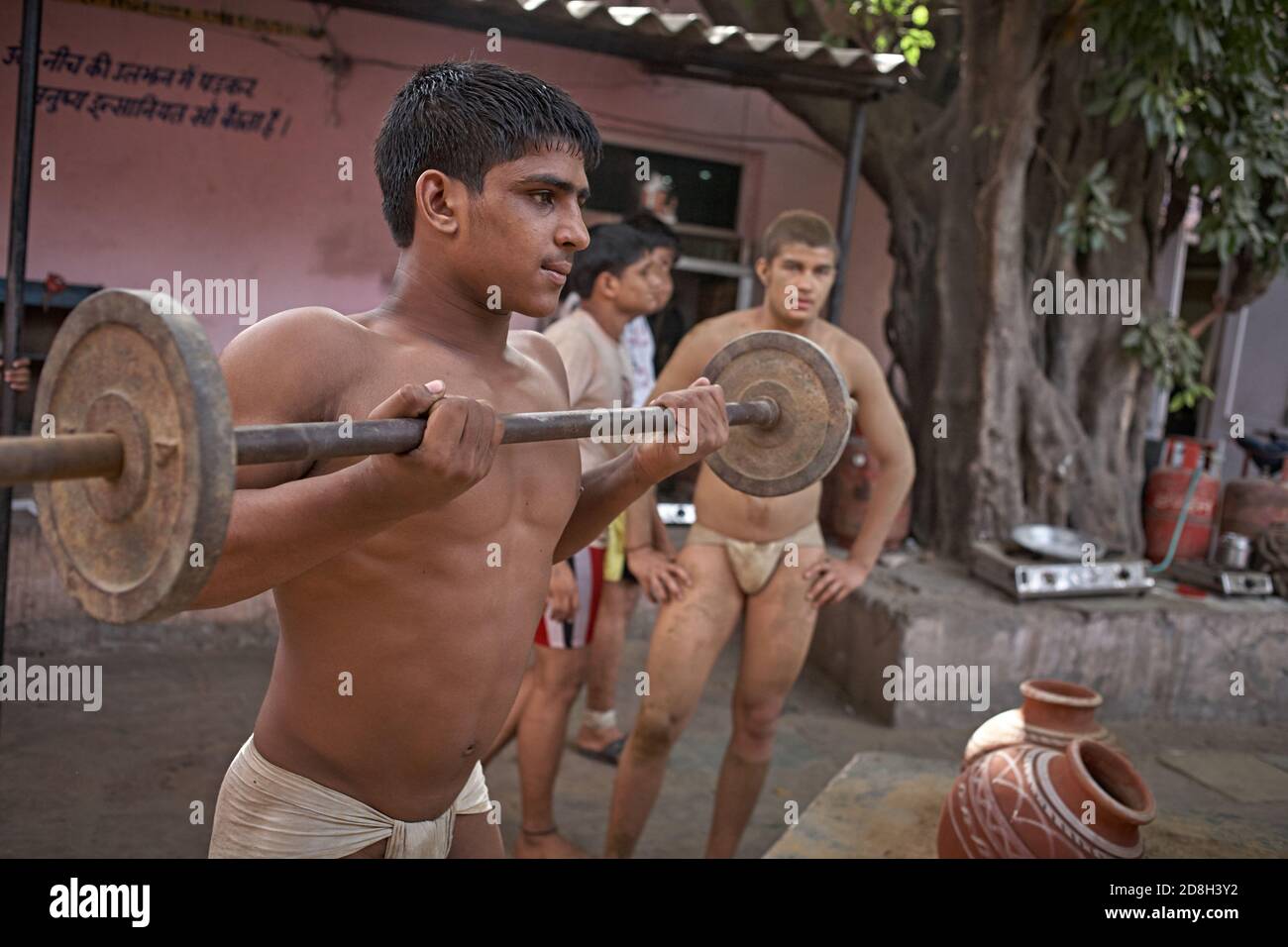 Delhi, Inde, mai 2012. Les combattants de Kushti dans l'akhara dans leur entraînement quotidien. Banque D'Images