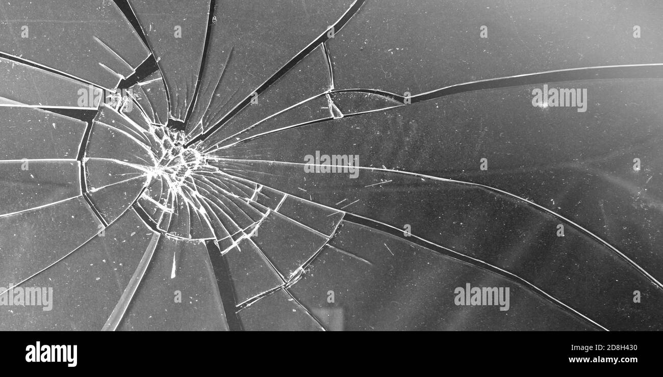 Сracked gros plan en verre sur fond gris dégradé. Texture de verre brisé Banque D'Images