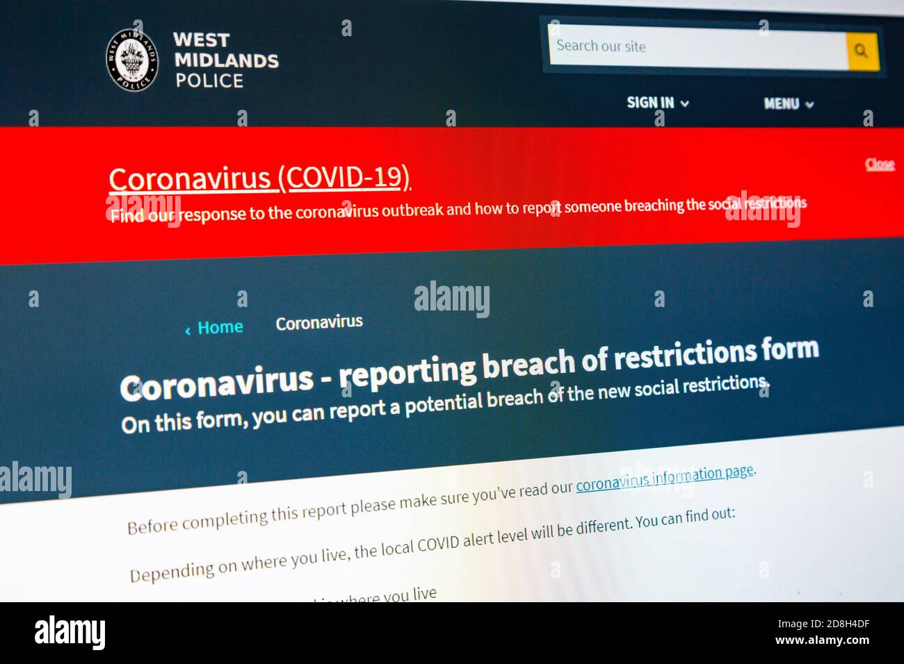 Avis de police sur le site Web - signalement d'une violation des restrictions du coronavirus forme Banque D'Images