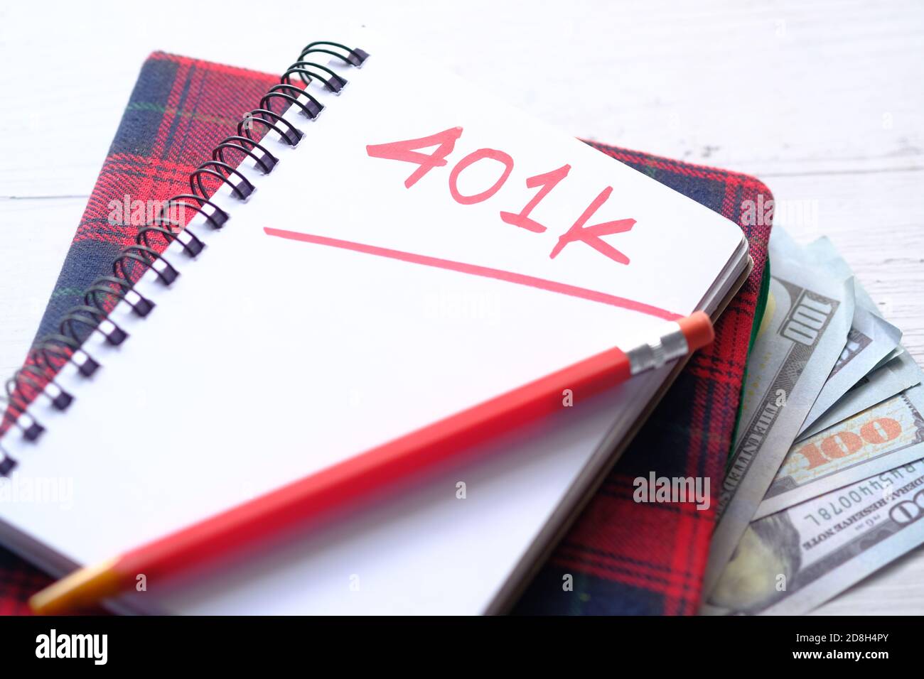 Bloc-notes avec le mot 401k sur fond blanc, gros plan , Banque D'Images