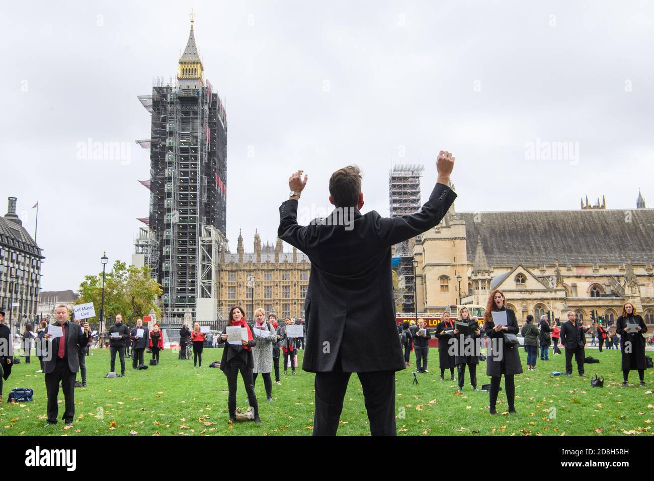 Le chef d'orchestre Jack Ridley et les chanteurs d'opéra se produisent lors d'une manifestation appelant à plus de financement pour les arts de la scène à Parliament Square, Londres. Date de la photo: Vendredi 30 octobre 2020. Le crédit photo devrait se lire: Matt Crossick/Empics Banque D'Images