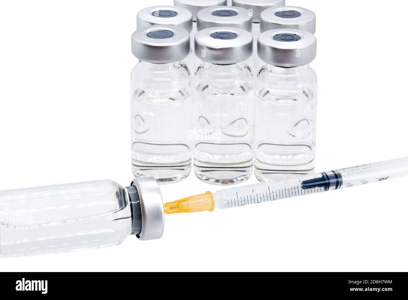 Flacons de vaccin et seringue isolés sur blanc comme concept de vaccination Banque D'Images