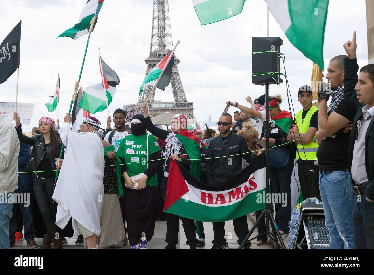 Drapeau noir Daeh de l'État islamique devant La tour eiffel dans une manifestation pro-palestinienne à Paris Trocadéro France Banque D'Images