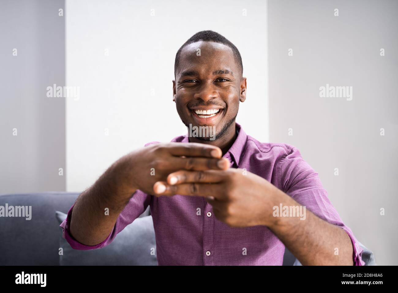 Africain américain Sourde l'homme utilisant la langue des signes Banque D'Images