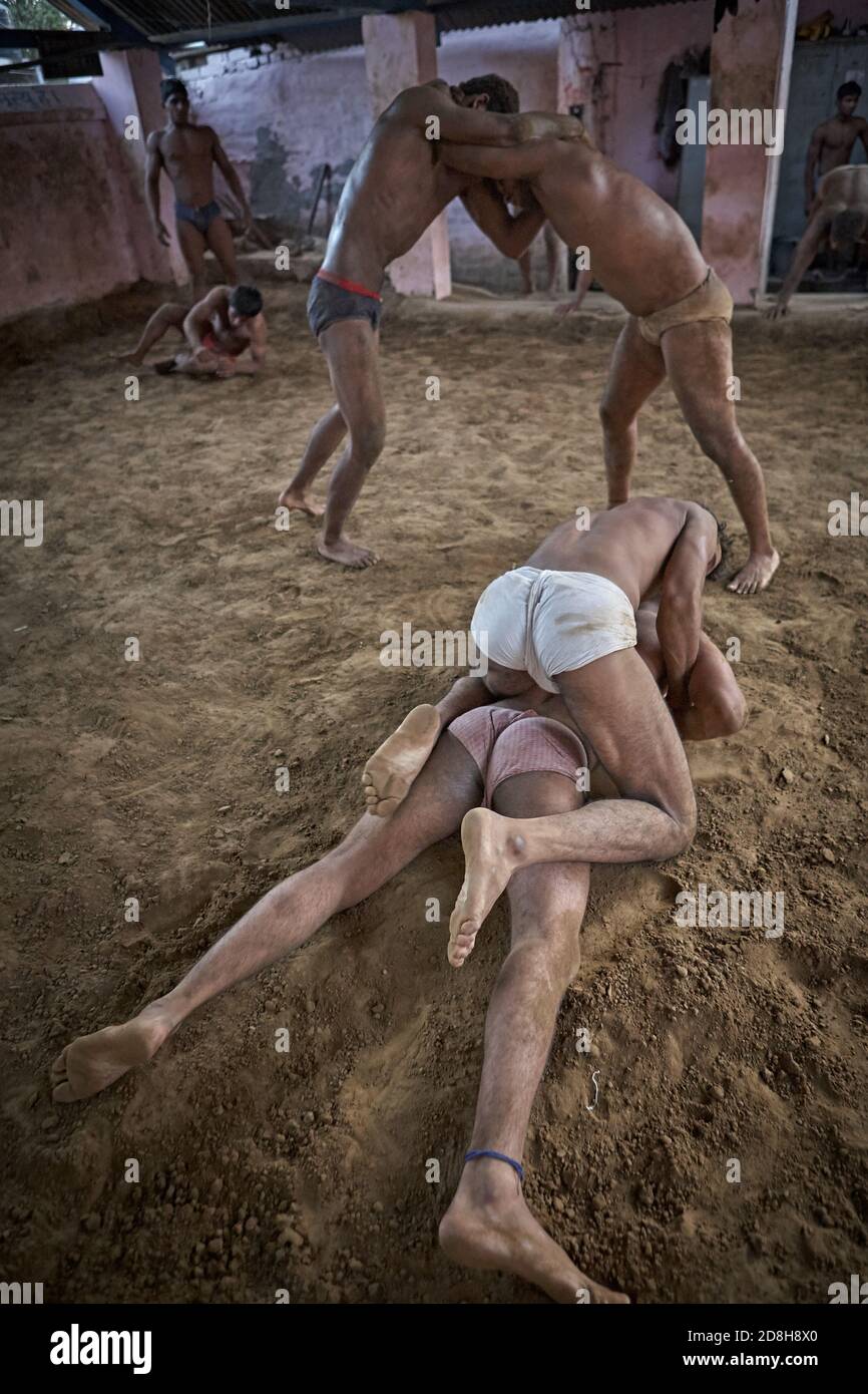 Delhi, Inde, mai 2012. Les combattants de Kushti dans l'akhara dans leur entraînement quotidien. Banque D'Images