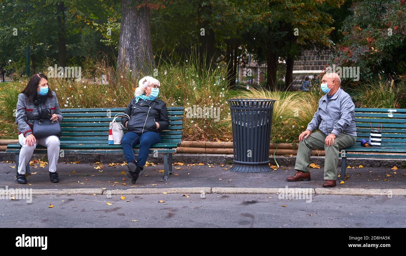 MILAN-ITALIE - 11 octobre 2020 : personnes âgées discutant sur un banc près de Castello Sforzesco à Milan au sujet du virus corona Banque D'Images