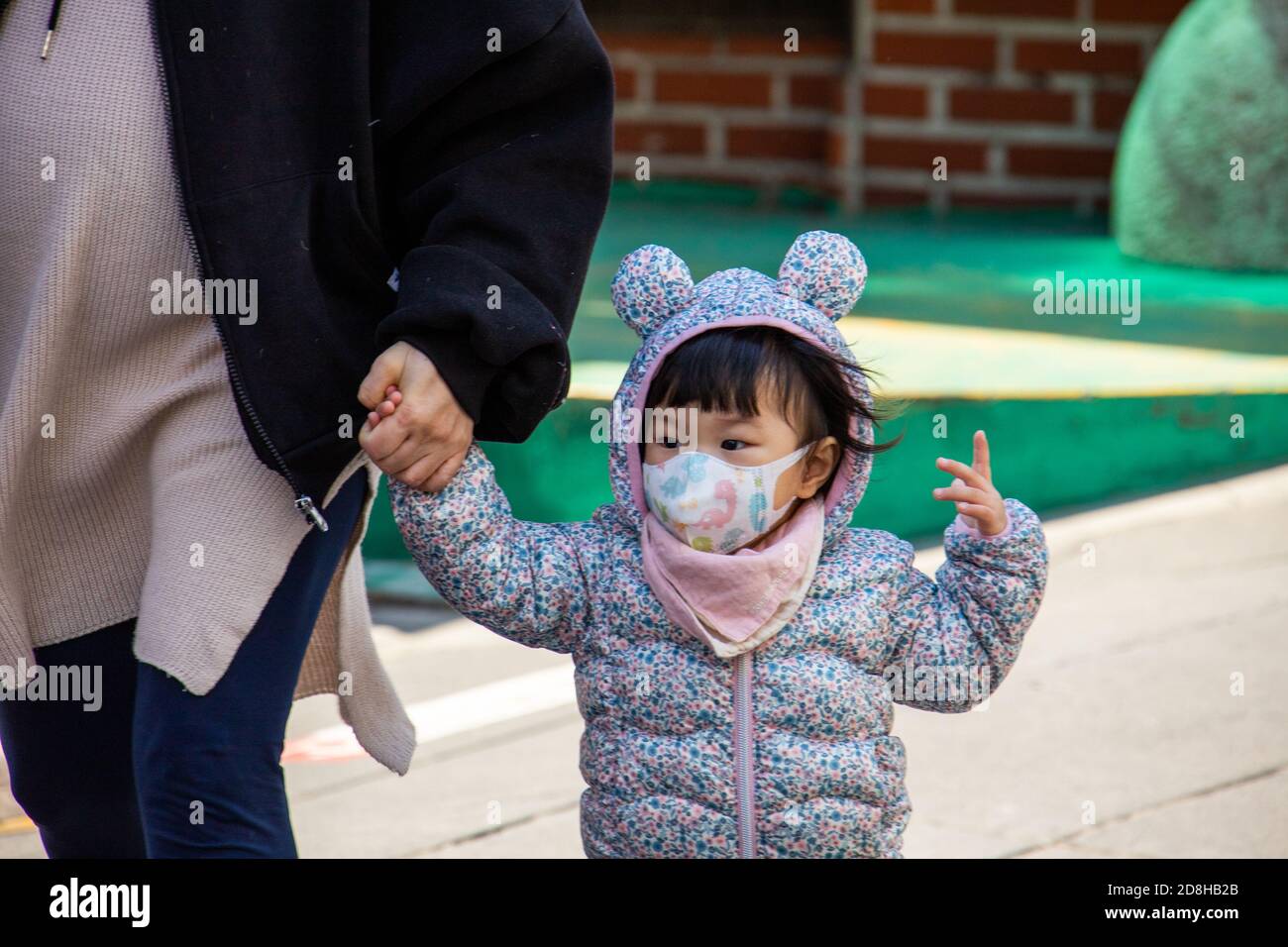 Jeune fille portant un masque pendant la pandémie de Coronavirus, Séoul, Corée du Sud Banque D'Images