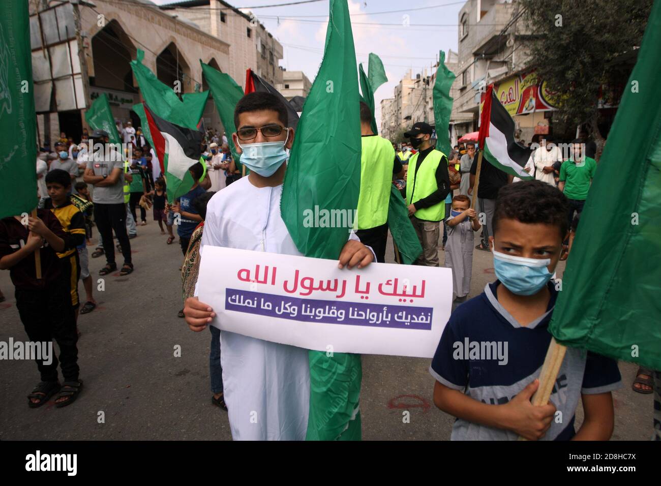 Rafah, Gaza. 30 octobre 2020. Les Palestiniens portent des slogans qui disent "nous vous sacrifions avec nos âmes, O Messager de Dieu" alors qu'ils protestent contre les publications d'une caricature du prophète Mohammad en France lors d'une manifestation à Rafah dans le sud de la bande de Gaza, le vendredi 30 octobre 2020. Les Palestiniens ont également protesté contre les remarques du président français Emmanuel Macron condamnant ce qu'il a appelé « une attaque terroriste islamiste » à Nice tout en défendant la liberté d'expression. Photo par Ismael Mohamad/UPI crédit: UPI/Alay Live News Banque D'Images