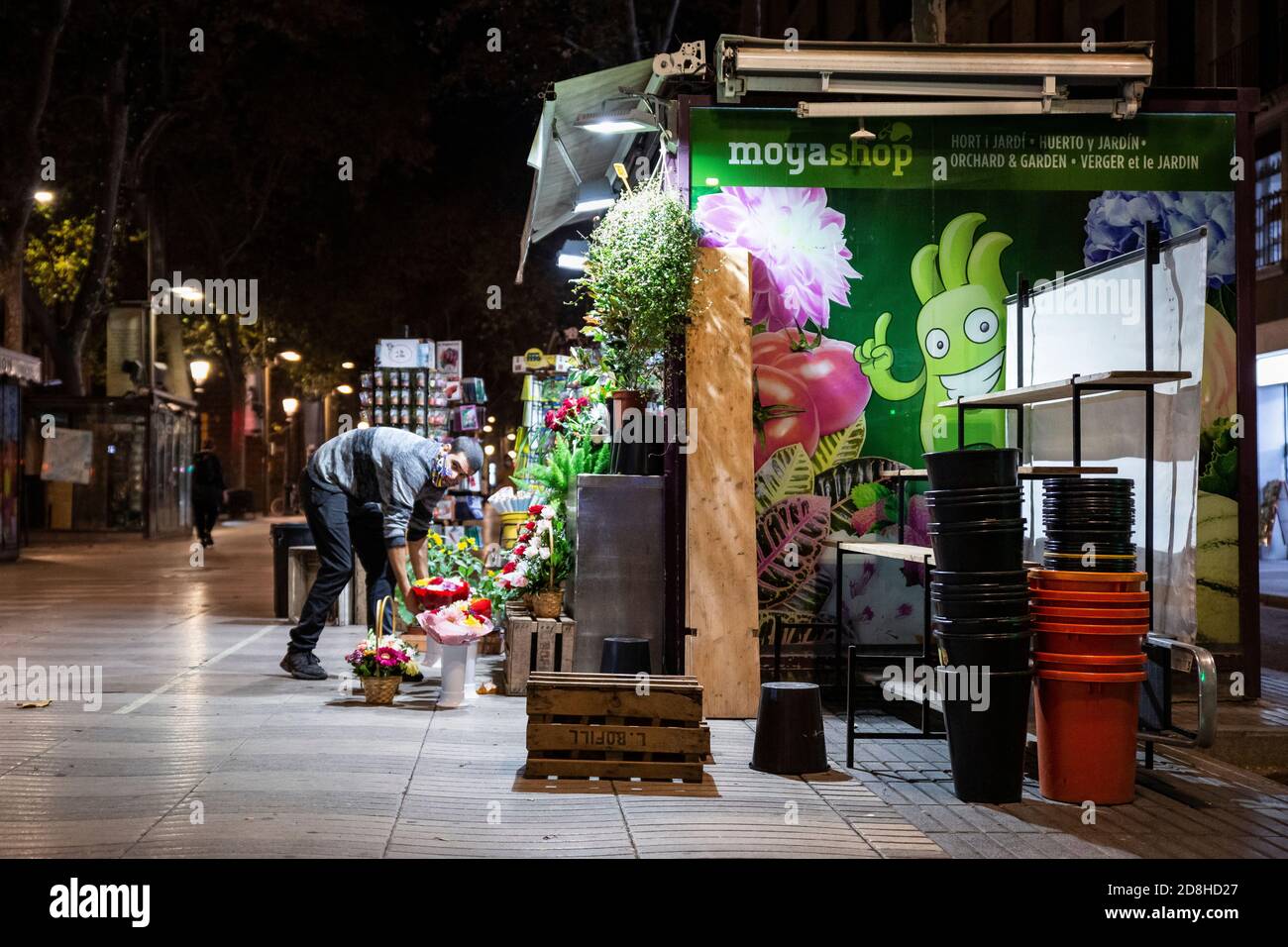 Barcelone, Espagne. 29.10.2020. Le travailleur d'un magasin sur les Ramblas de Barcelone se rassemble pour fermer, respectant le nouveau délai du couvre-feu. Banque D'Images