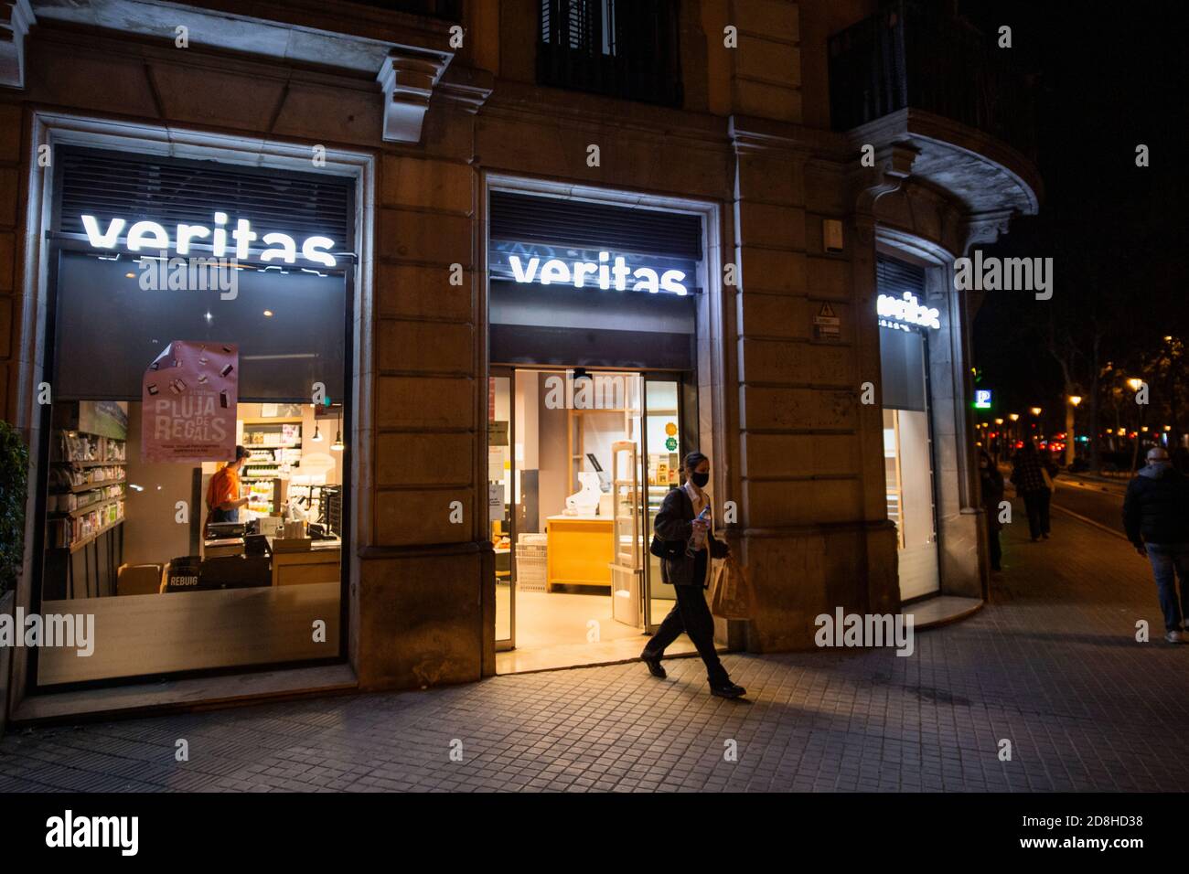 Barcelone, Espagne. 29.10.2020. Une femme quitte un magasin Veritas à l'heure exacte où les magasins devraient être fermés selon le nouveau couvre-feu Banque D'Images