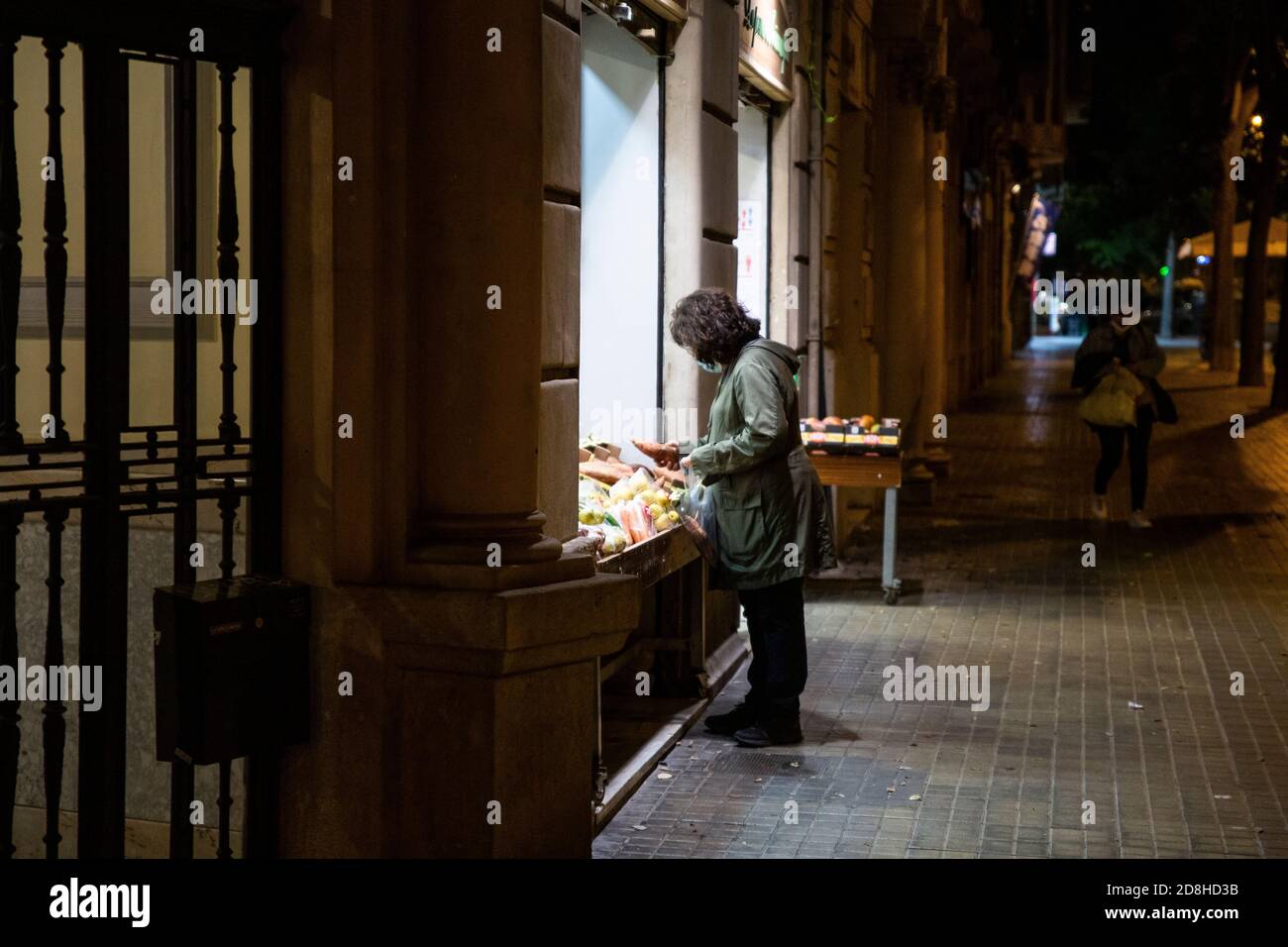 Barcelone, Espagne. 2020.10.29. Une femme fait le shopping dans un magasin en dehors des heures établies pour la fermeture des magasins selon le couvre-feu. Banque D'Images