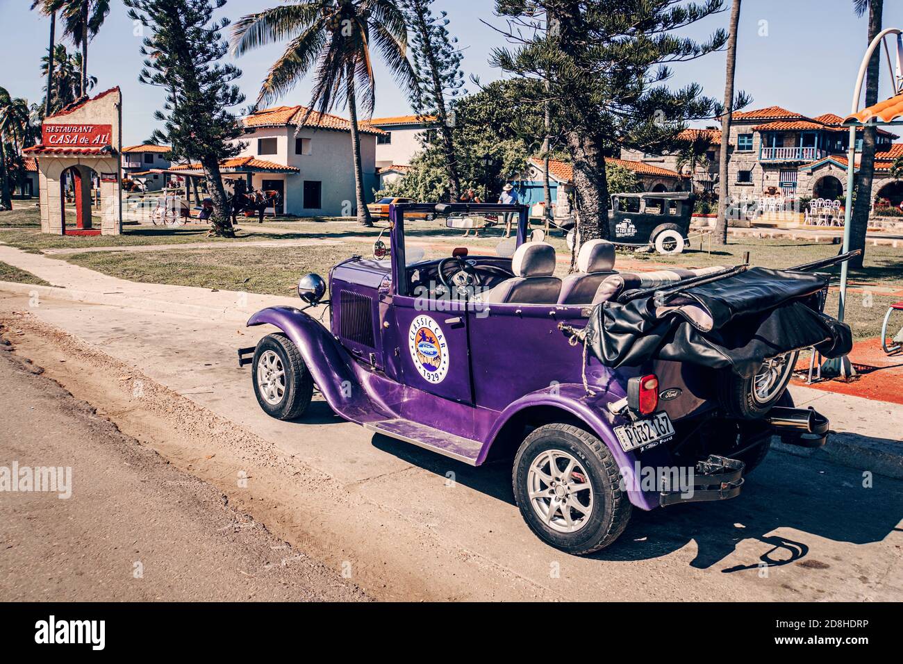 Voiture rétro américaine d'époque garée sur la route en arrière-plan De Villa al Capone Banque D'Images Voiture rétro américaine d'époque garée sur la route en arrière-plan De Villa al Capone Banque D'Images