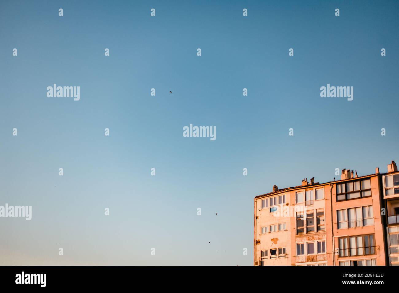 Un bâtiment dans le sud de la France face à la lumière ciel bleu Banque D'Images