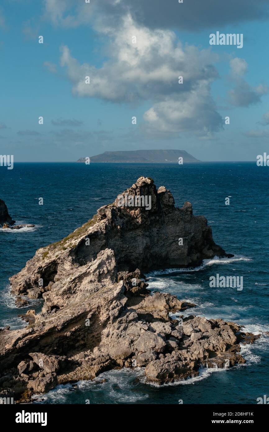 Belle formation de rochers se dresse en face de l'océan Atlantique Dans l'île de la Guadeloupe dans les Caraïbes Banque D'Images
