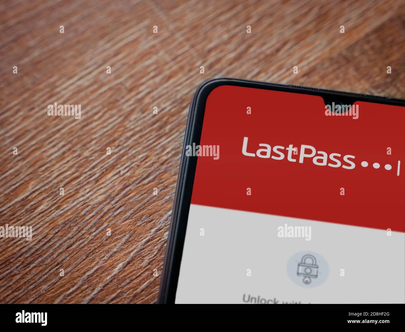 LOD, Israël - 8 juillet 2020 : écran de lancement de l'application LastPass Password Manager avec logo sur l'écran d'un smartphone mobile noir sur fond en bois. À Banque D'Images