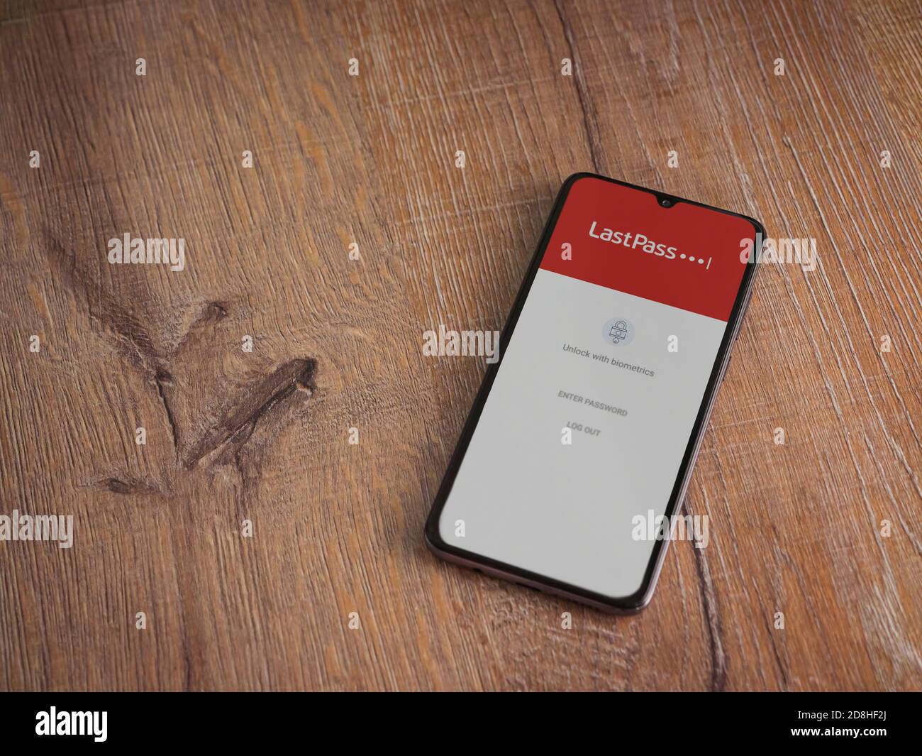 LOD, Israël - 8 juillet 2020 : écran de lancement de l'application LastPass Password Manager avec logo sur l'écran d'un smartphone mobile noir sur fond en bois. À Banque D'Images