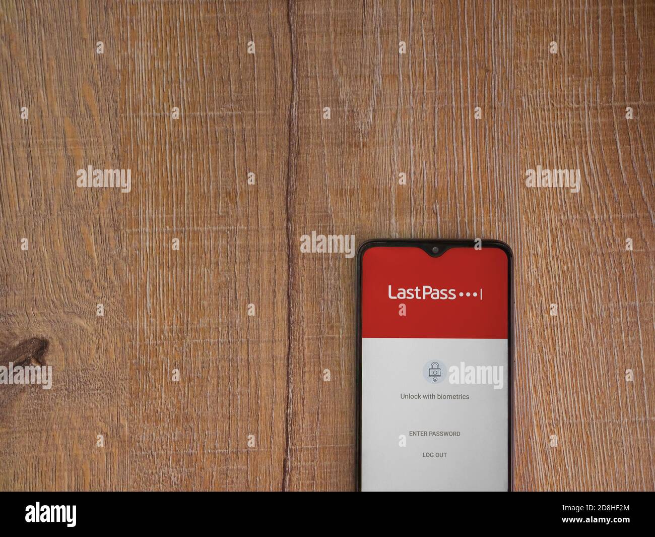 LOD, Israël - 8 juillet 2020 : écran de lancement de l'application LastPass Password Manager avec logo sur l'écran d'un smartphone mobile noir sur fond en bois. À Banque D'Images