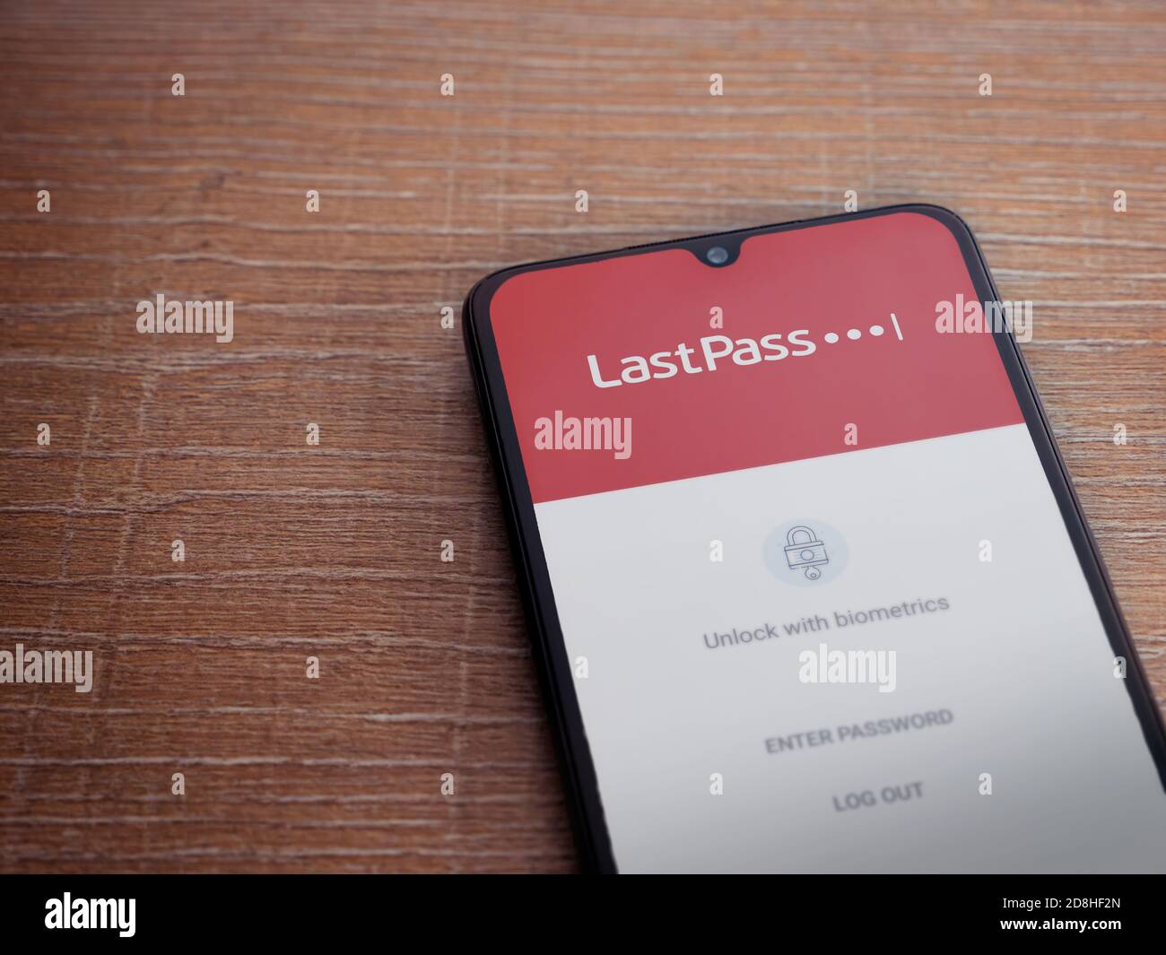 LOD, Israël - 8 juillet 2020 : écran de lancement de l'application LastPass Password Manager avec logo sur l'écran d'un smartphone mobile noir sur fond en bois. À Banque D'Images