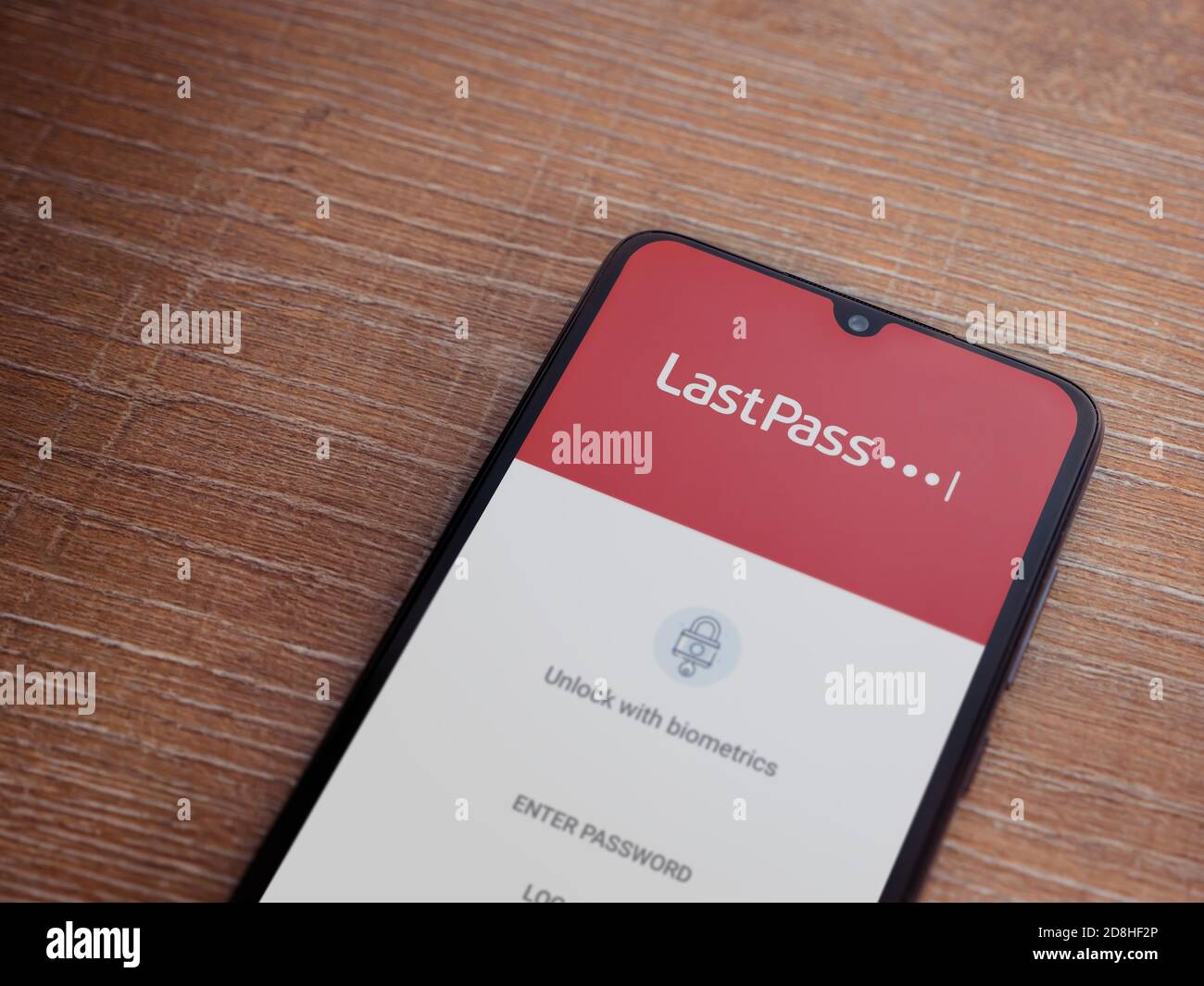 LOD, Israël - 8 juillet 2020 : écran de lancement de l'application LastPass Password Manager avec logo sur l'écran d'un smartphone mobile noir sur fond en bois. À Banque D'Images