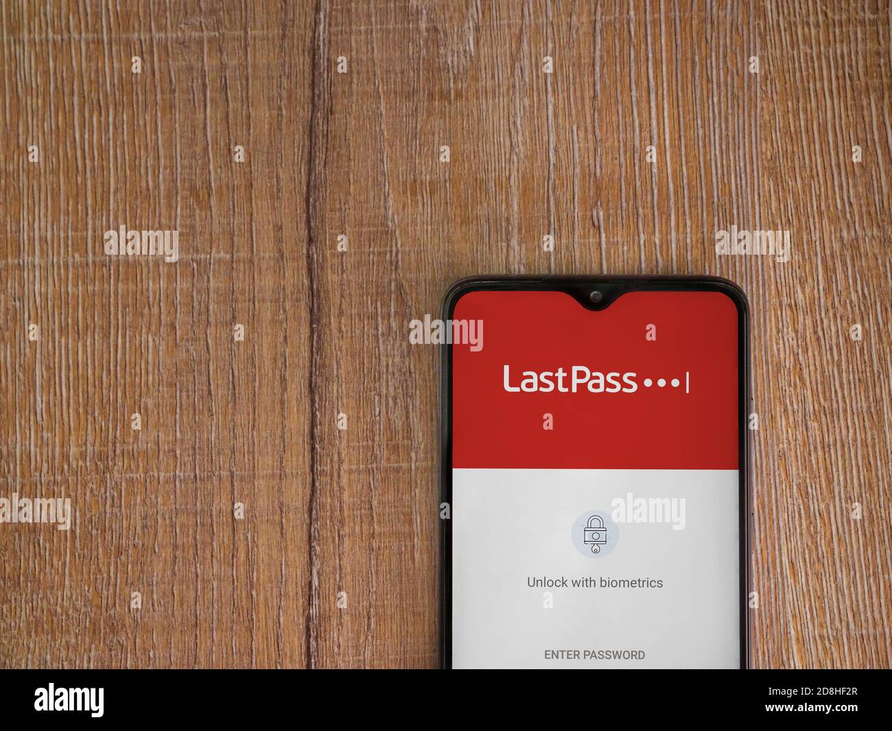 LOD, Israël - 8 juillet 2020 : écran de lancement de l'application LastPass Password Manager avec logo sur l'écran d'un smartphone mobile noir sur fond en bois. À Banque D'Images