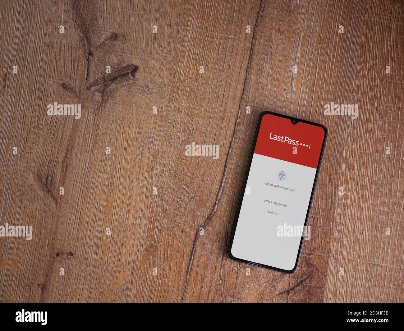 LOD, Israël - 8 juillet 2020 : écran de lancement de l'application LastPass Password Manager avec logo sur l'écran d'un smartphone mobile noir sur fond en bois. À Banque D'Images