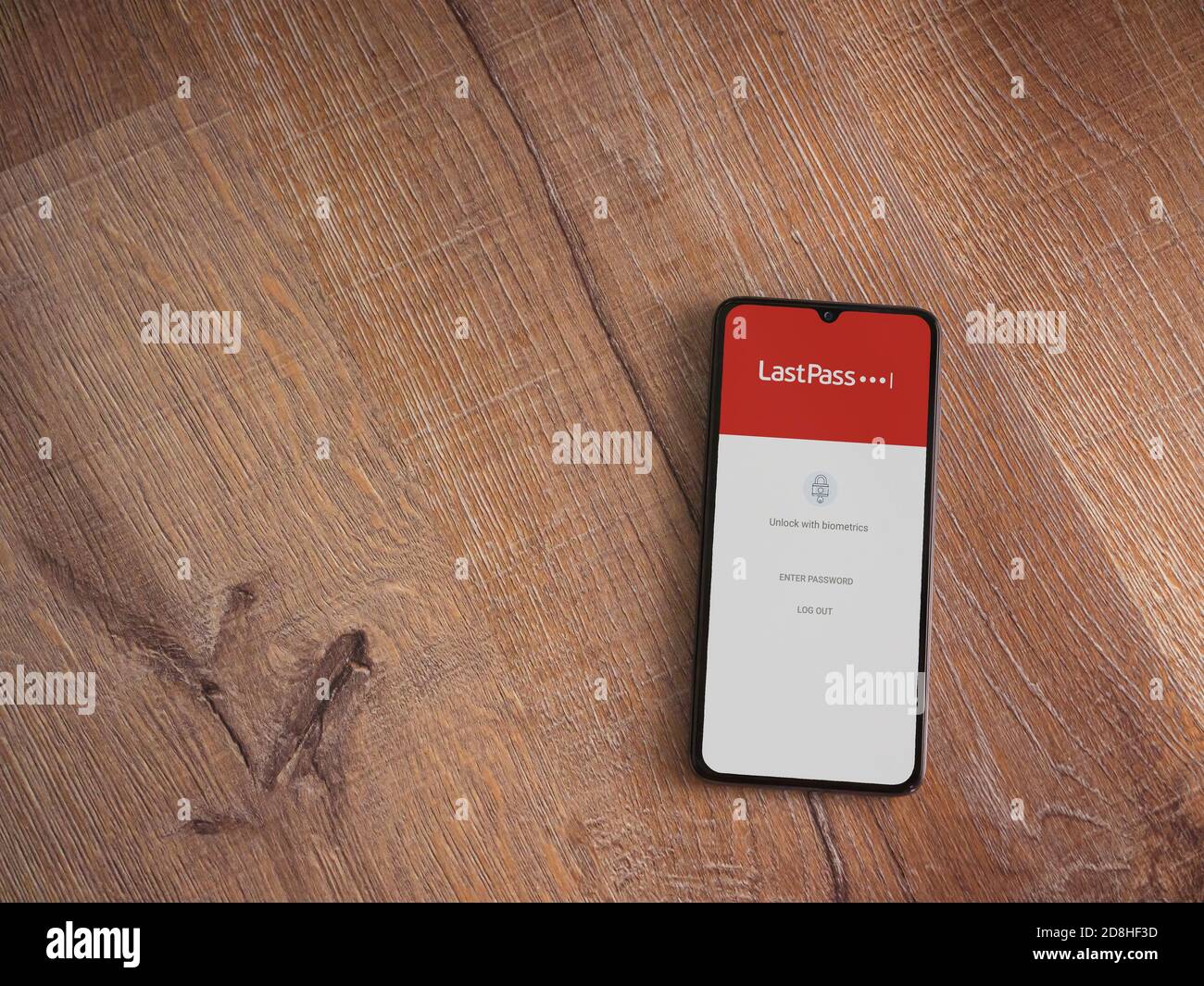 LOD, Israël - 8 juillet 2020 : écran de lancement de l'application LastPass Password Manager avec logo sur l'écran d'un smartphone mobile noir sur fond en bois. À Banque D'Images