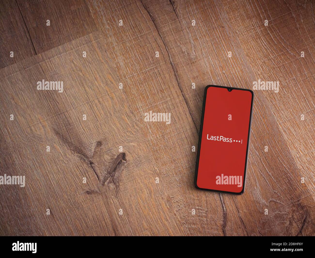 LOD, Israël - 8 juillet 2020 : écran de lancement de l'application LastPass Password Manager avec logo sur l'écran d'un smartphone mobile noir sur fond en bois. À Banque D'Images
