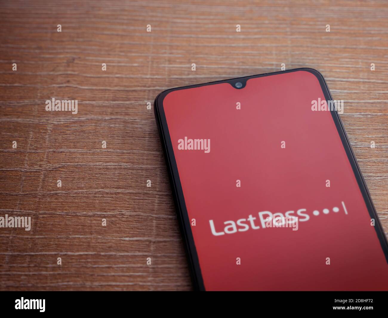 LOD, Israël - 8 juillet 2020 : écran de lancement de l'application LastPass Password Manager avec logo sur l'écran d'un smartphone mobile noir sur fond en bois. À Banque D'Images