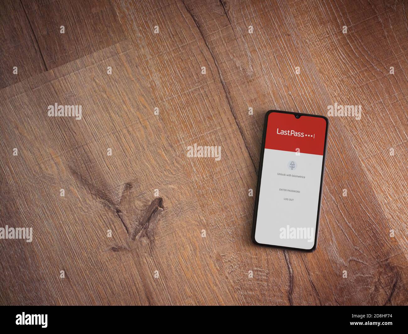 LOD, Israël - 8 juillet 2020 : écran de lancement de l'application LastPass Password Manager avec logo sur l'écran d'un smartphone mobile noir sur fond en bois. À Banque D'Images