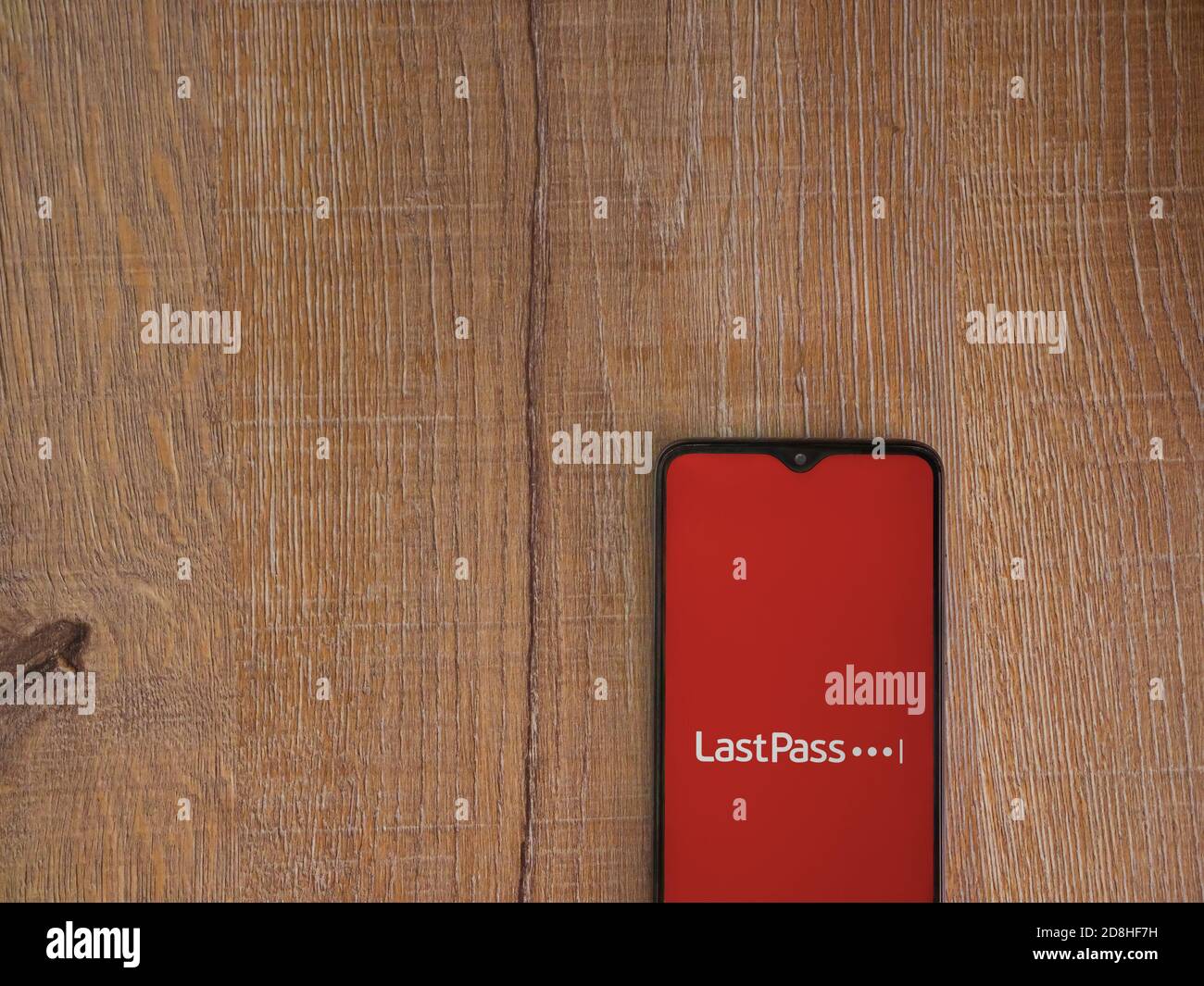 LOD, Israël - 8 juillet 2020 : écran de lancement de l'application LastPass Password Manager avec logo sur l'écran d'un smartphone mobile noir sur fond en bois. À Banque D'Images