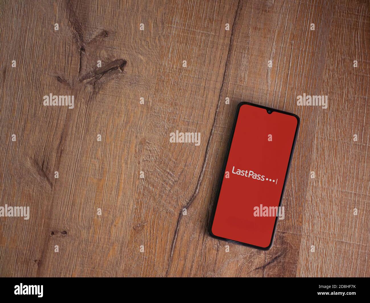 LOD, Israël - 8 juillet 2020 : écran de lancement de l'application LastPass Password Manager avec logo sur l'écran d'un smartphone mobile noir sur fond en bois. À Banque D'Images