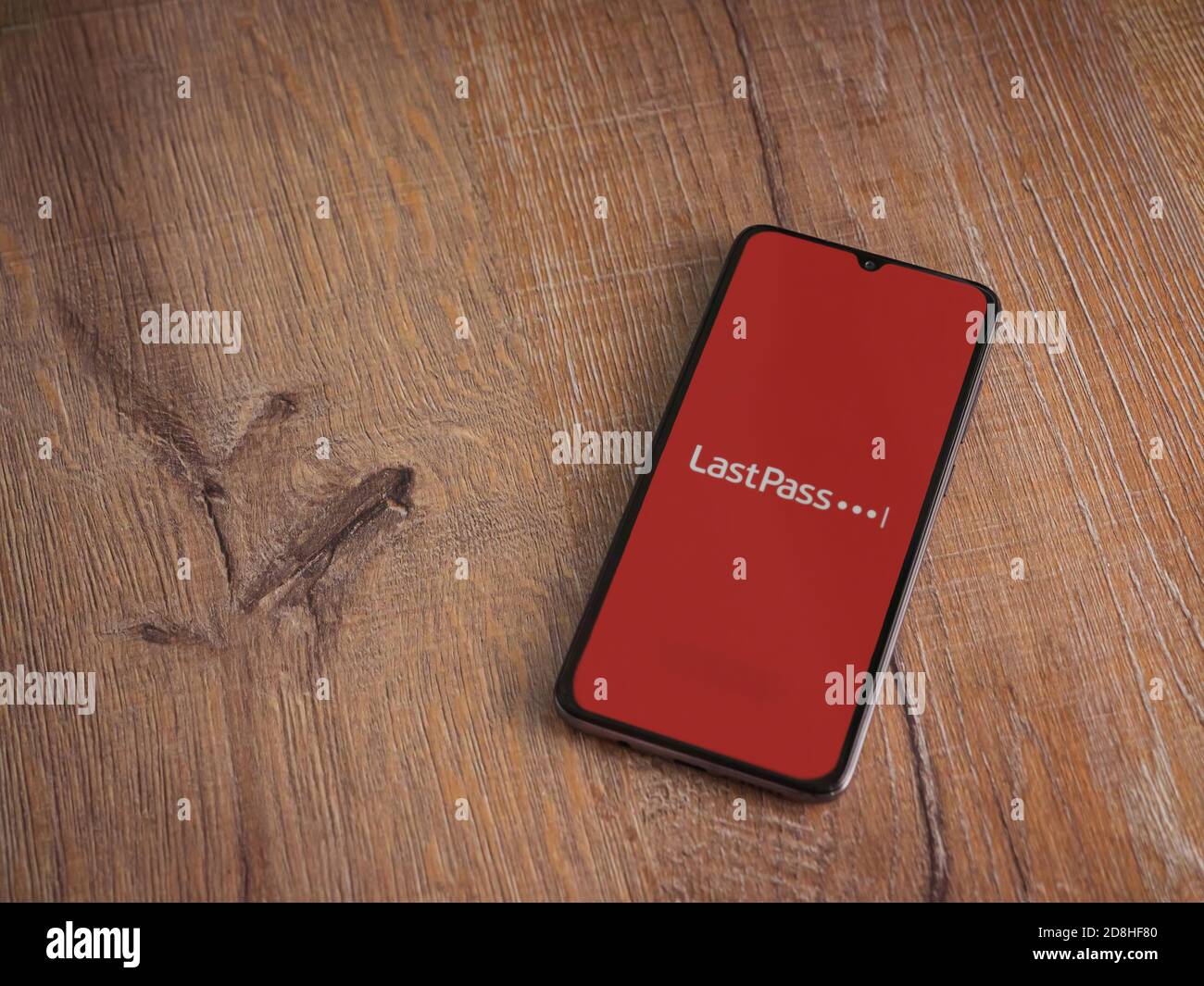 LOD, Israël - 8 juillet 2020 : écran de lancement de l'application LastPass Password Manager avec logo sur l'écran d'un smartphone mobile noir sur fond en bois. À Banque D'Images