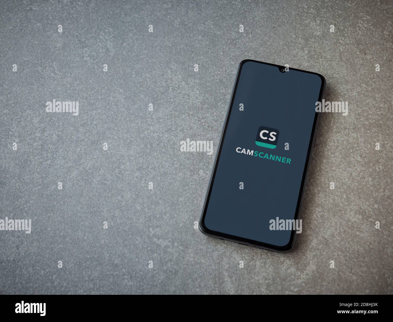 LOD, Israël - 8 juillet 2020 : écran de lancement de l'application CamScanner avec logo sur l'écran d'un smartphone mobile noir sur fond de pierre céramique. Vue de dessus f Banque D'Images