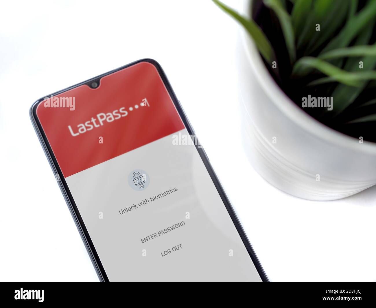 LOD, Israël - 8 juillet 2020 : espace de travail moderne minimaliste avec smartphone mobile noir avec écran de lancement de l'application LastPass Password Manager avec logo Banque D'Images